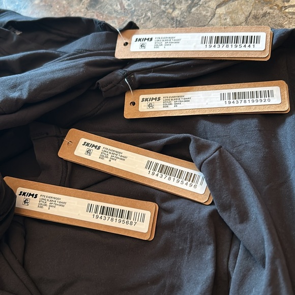 Skims Fits Everybody Long Sleeve TShirt Onyx - Picture 3 of 4